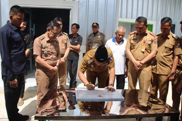 Pj. Bupati Lampura Resmikan Bangsal Pasca Panen di Desa Ibul Jaya, Dorong Peningkatannya Kesejahteraan Petani