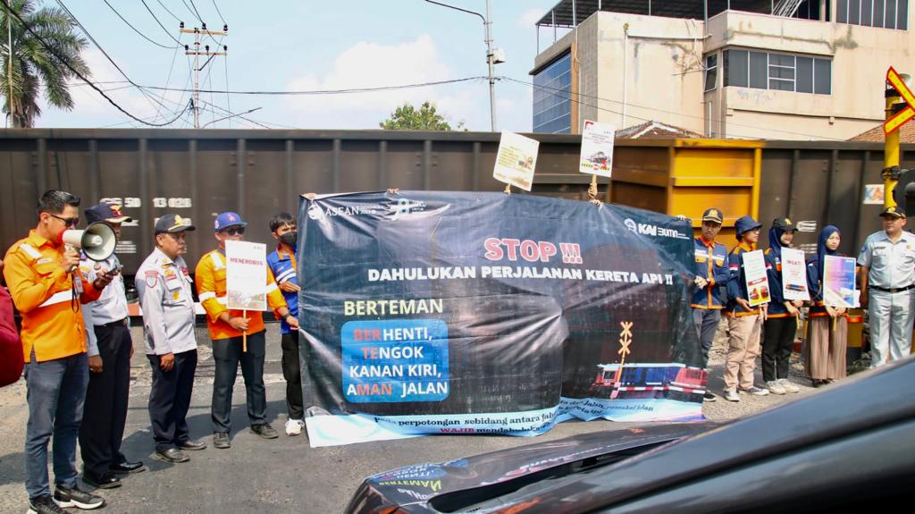 PT KAI Divre IV Tanjungkarang Gelar Kampanye Keselamatan di Perlintasan Sebidang