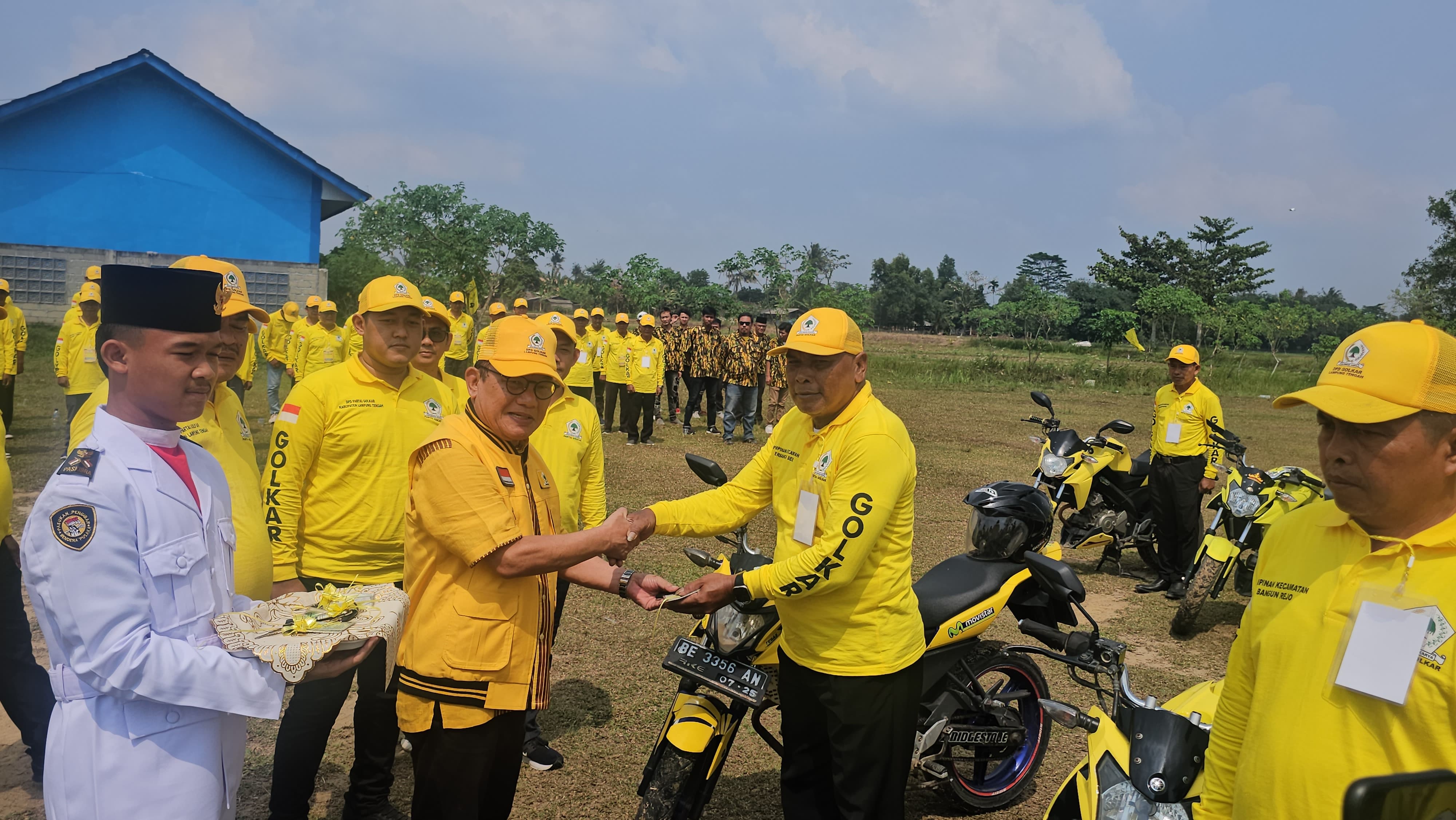 Hanan A.Razak Serahkan Kendaraan Operasional ke PK Golkar Lamteng