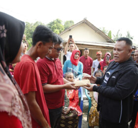 Bupati Nanang Menggulirkan Bantuan Bedah Rumah di Desa Agom Kalianda