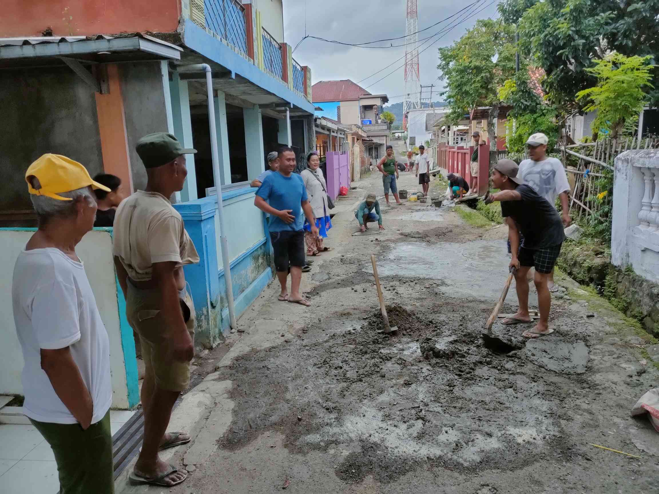 Warga RT 18 Swadaya Perbaiki Jalan Karya Bakti Bumi Agung, Tanggamus