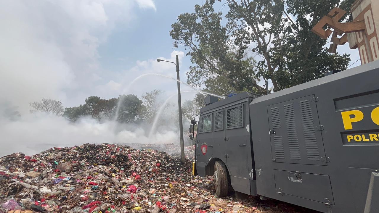 Polres Lampung Utara Bantu Padamkan Api di TPA Alamkari Kotabumi