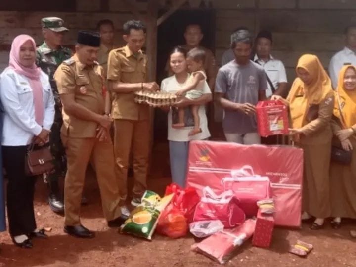 Disos Lampura Salurkan Bansos Untuk Korban Kebakaran di Desa Gunung Labuhan
