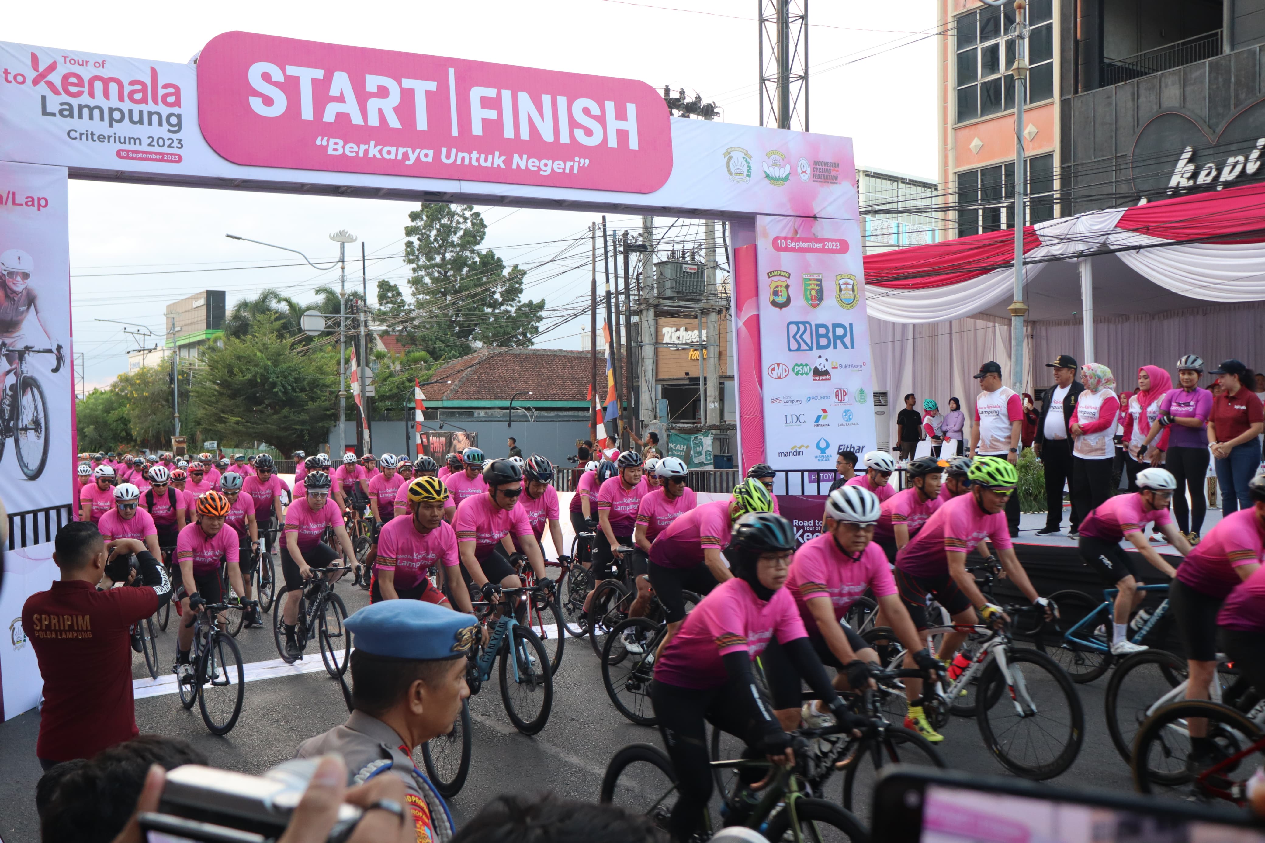 Road Tour of Kemala Criterium dan City Ride Seri 4 Lampung 2023 di Lepas Gubernur Arinal