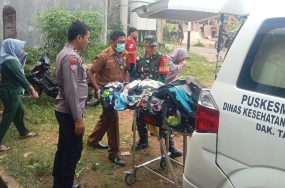 Babinsa 412-03/Bukit Kemuning Bersama Masyarakat Bantu Evakuasi Penemuan Mayat