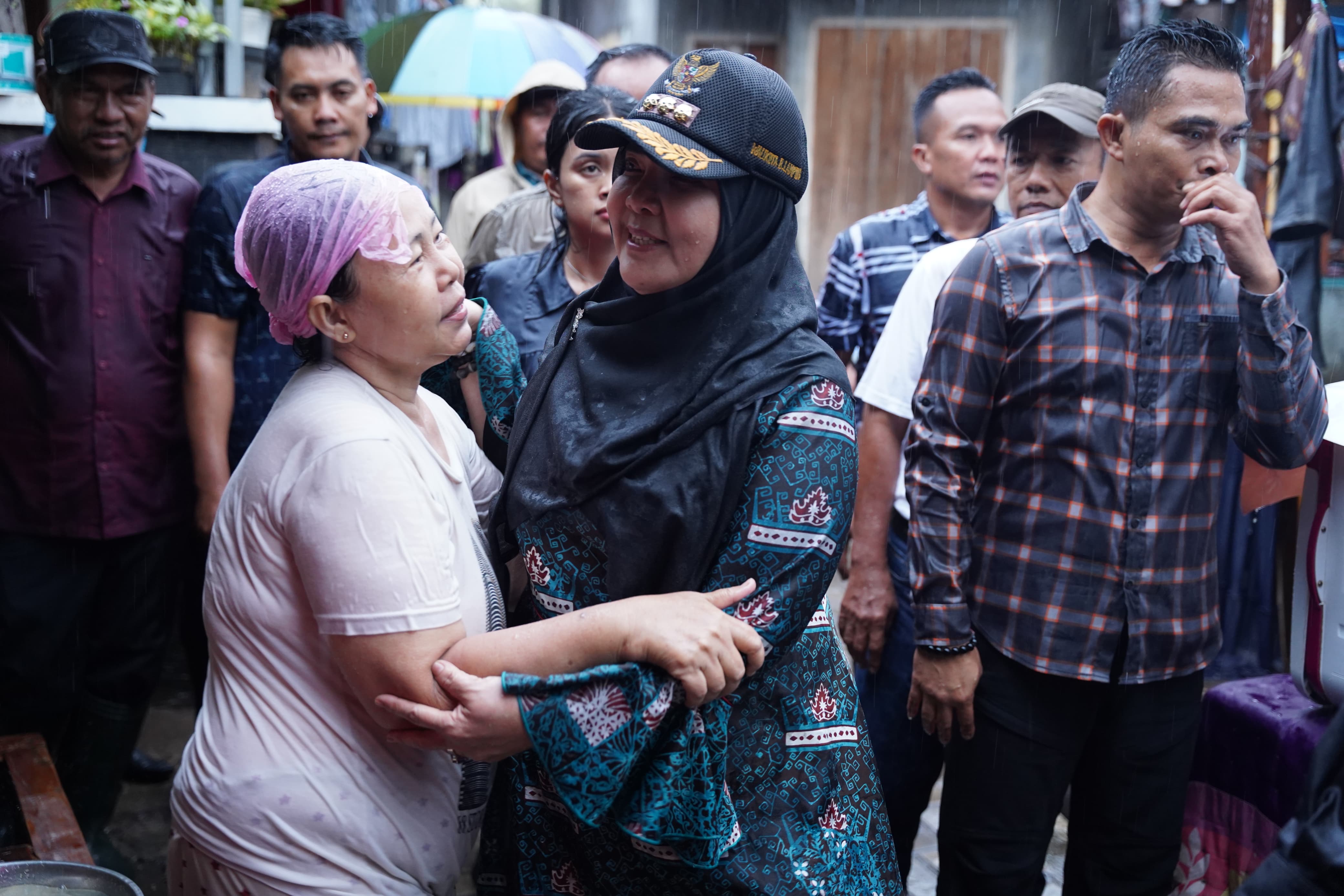 Di Bawah Guyuran Hujan, Bunda Eva Kunjungi Korban Banjir dan Janji Perbaikan Rumah Rusak