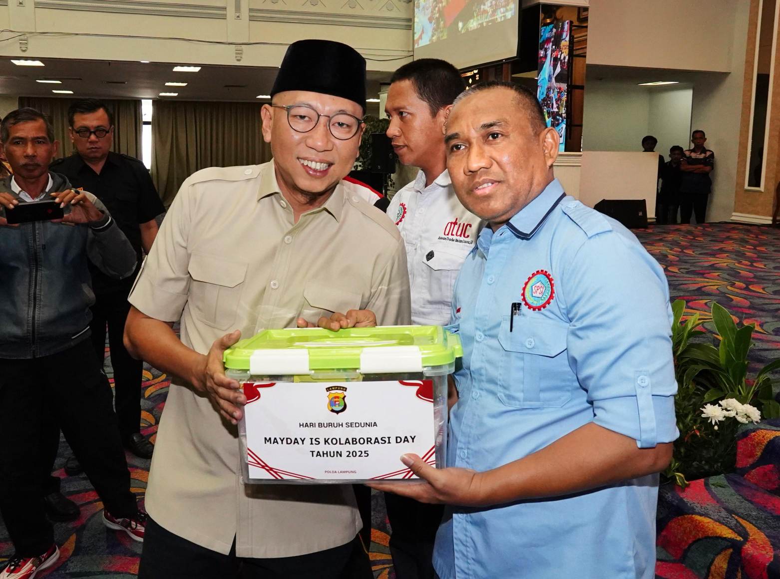 Gubernur Mirza Bersama Buruh Hadiri Peringatan Hari Buruh Internasional di Balai Keratun