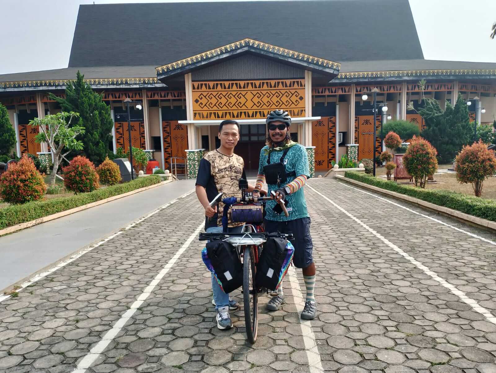 Fajrin Dedi 'Ngegowes' Depok-Aceh Sambil Cukur Rambut 