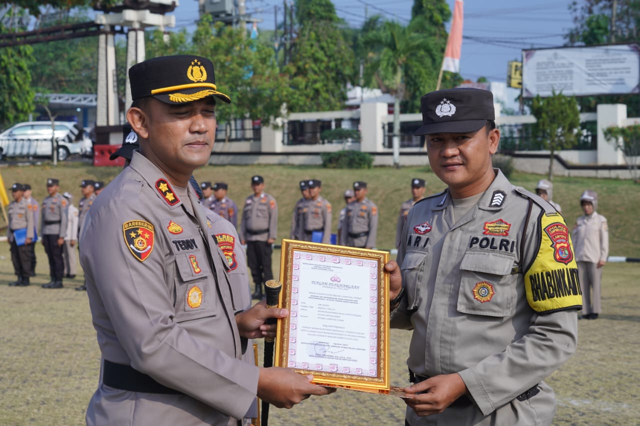 Kapolres Lampura Beri Penghargaan Kepada Dua Personel Berprestasi