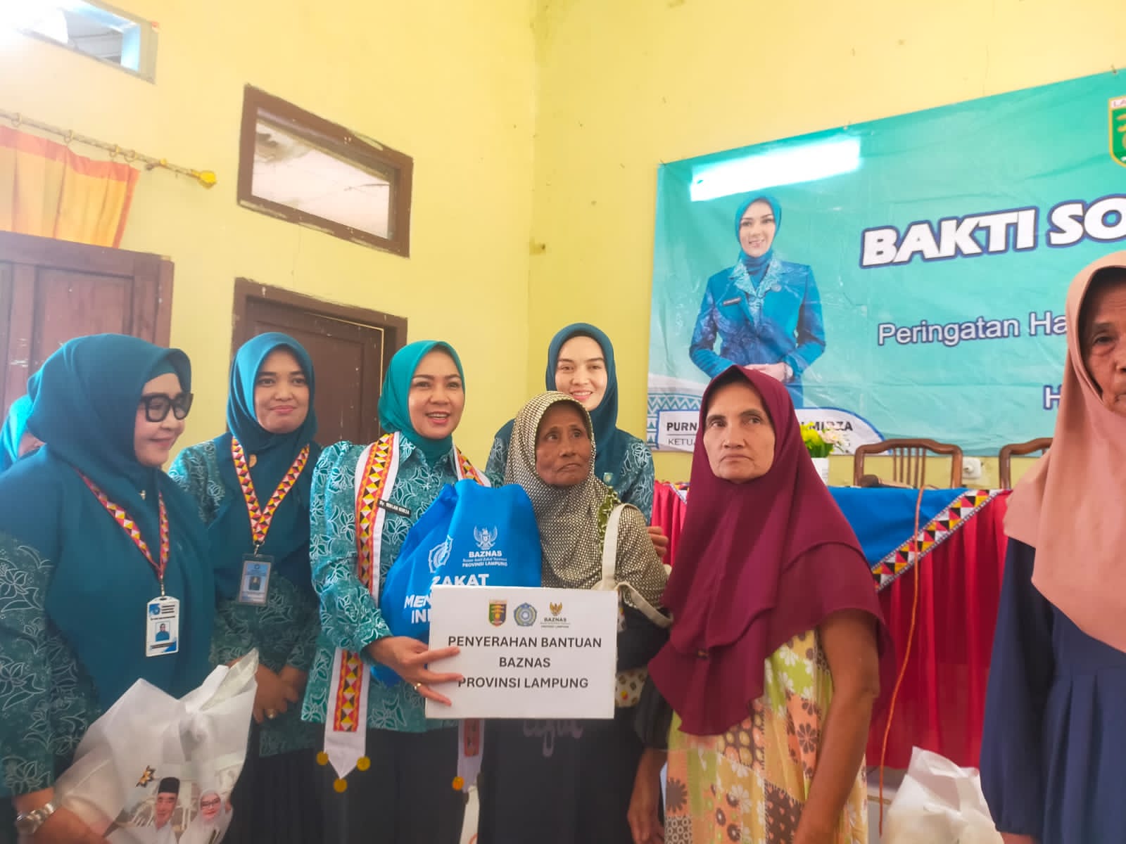 Peringatan HKG dan HUT Provinsi Lampung Batin Wulan Berikan Bantuan