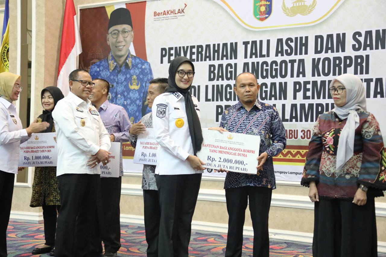 Wagub Jihan Serahkan Tali Asih dan Santunan Kepada Anggota Korpri Yang Masuki Purna Bakti