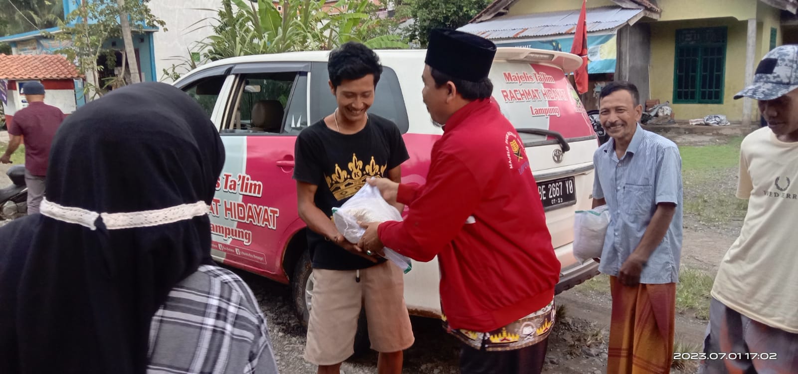 MT Rachmat Hidayat Lampung Bagikan Sembako ke Korban Banjir Tanggamus