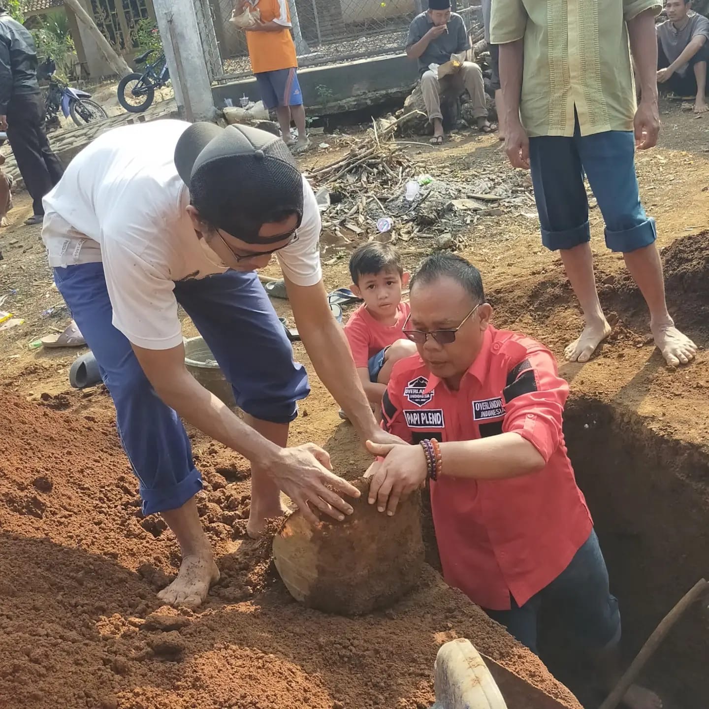 Polri Peduli: AIPTU Turono Bantu Warga yang Berduka dengan Menggali Kubur