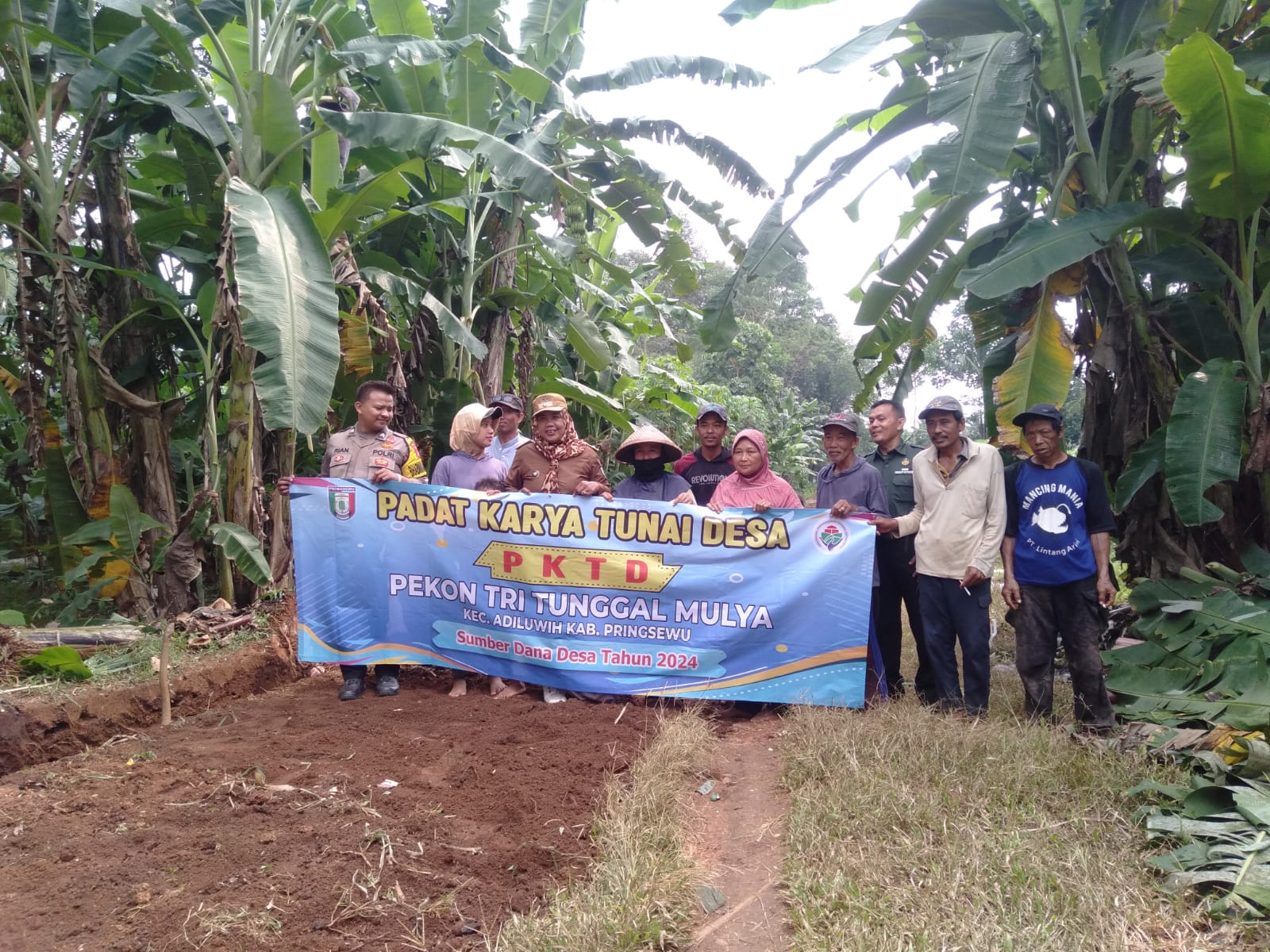 Pekon Tri Tunggal Mulya Buka Badan Jalan melalui Program Padat Karya Tunai Desa 