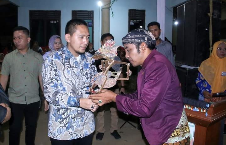 Wabup Lampura Hadiri Pergelaran Wayang Kulit