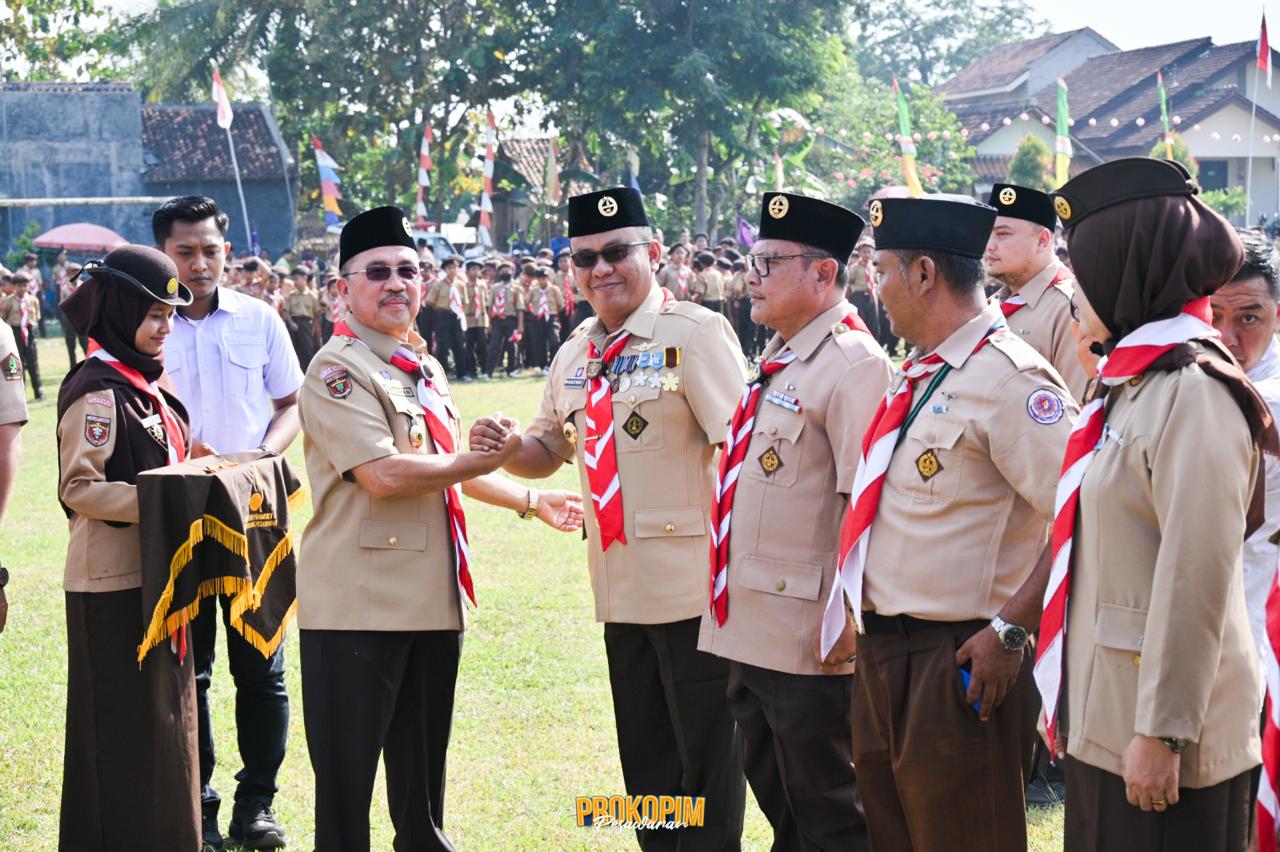 Sekda Pesawaran Sematkan Penghargaan TPOD pada Upacara Hari Pramuka ke-63