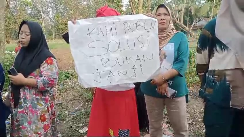 Warga Kota Alam Demo Kandang Ayam Broiler, Minta Kandang Ditutup Permanen