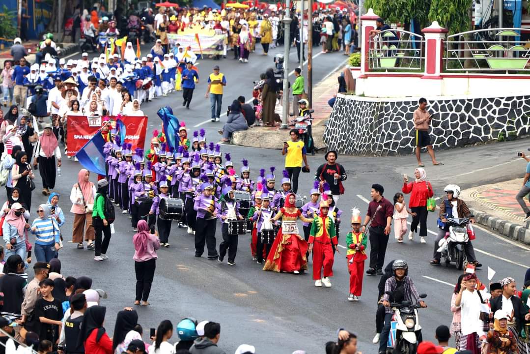 Pawai Drum Band dan Pawai Mobil Hias Peringati HUT ke- 60 Provinsi Lampung