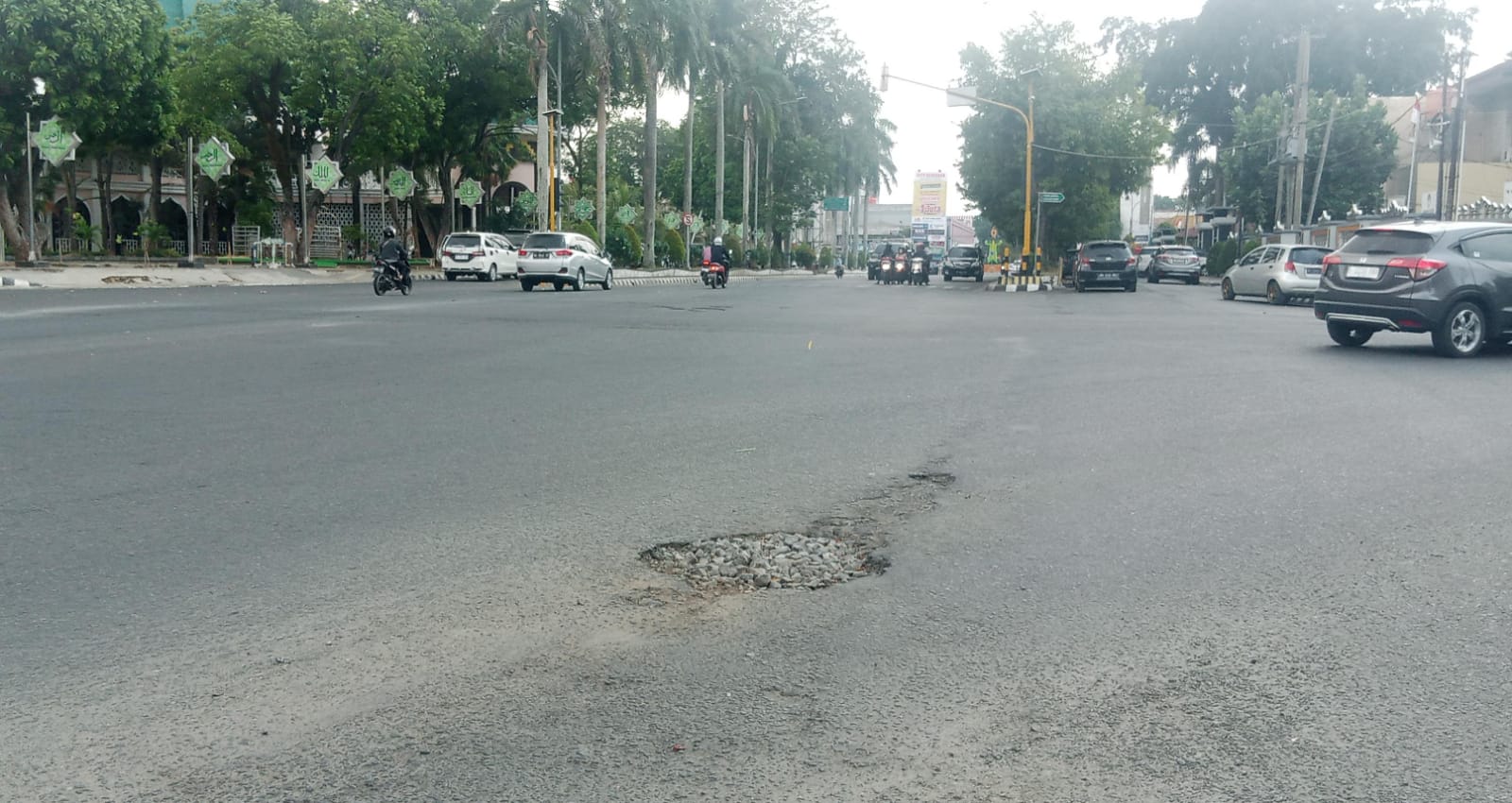 Ada Jalan Rusak di Pusat Kota Metro