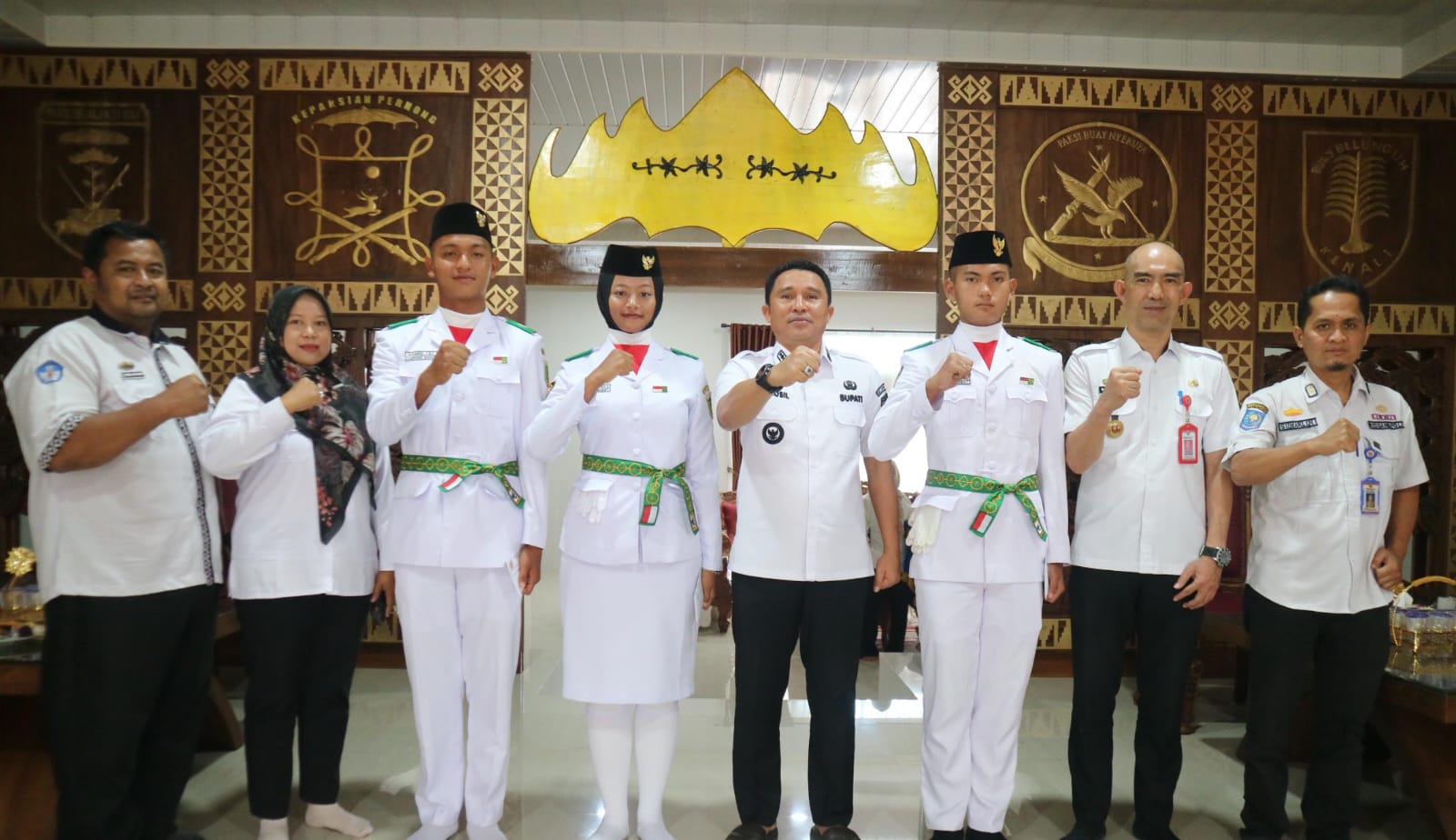 Harumkan Nama Daerah di Tingkat Provinsi, Tiga Paskibraka Asal Lambar Mendapat Tali Asih Dari Bupati