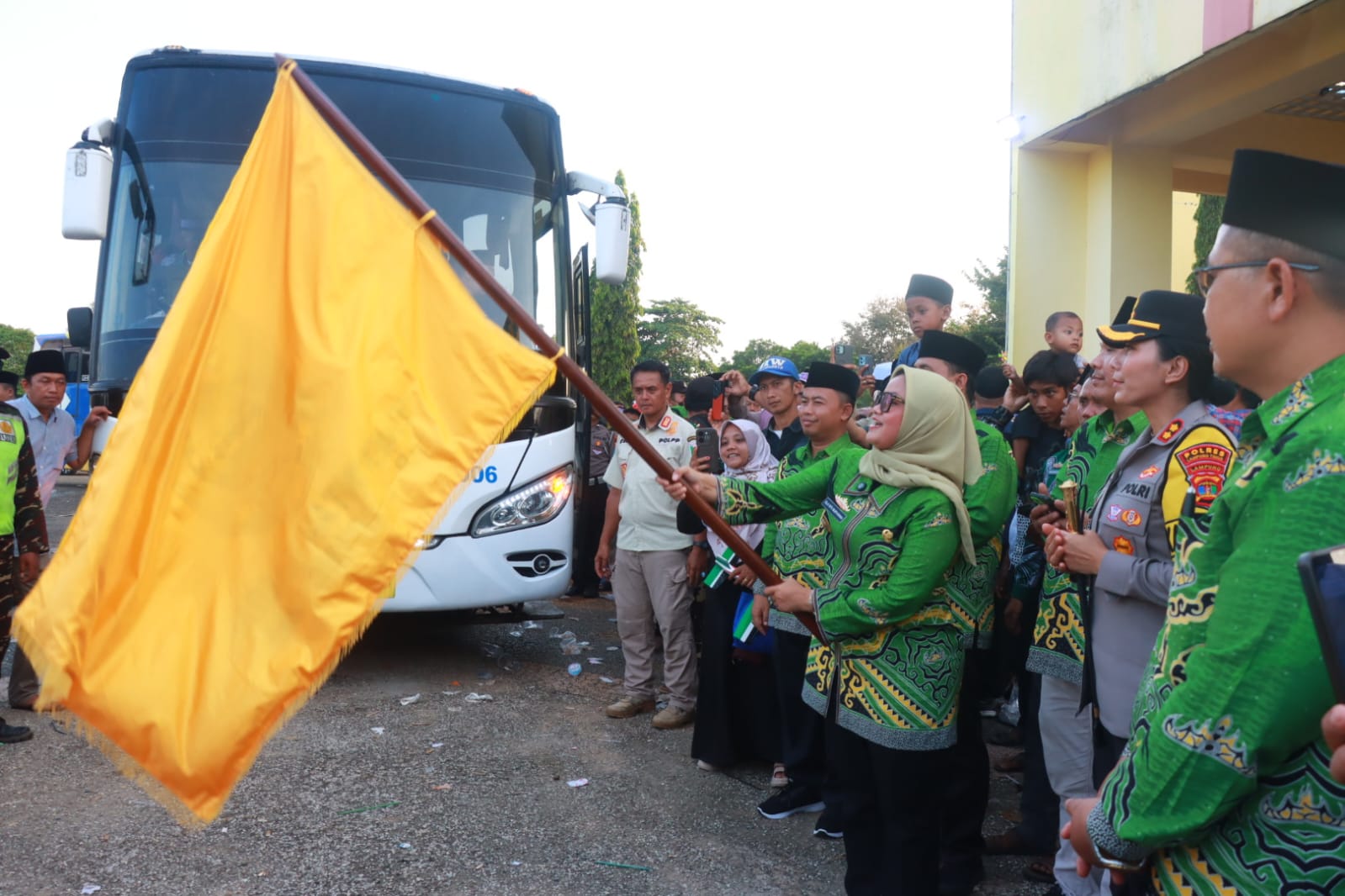 Bupati Lamtim Ela Siti Nuryamah Lepas 387 Jamaah Calon Haji