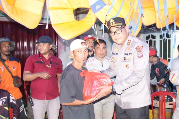Polres Lampung Barat Salurkan Bantuan Sembako untuk Korban Banjir Suoh