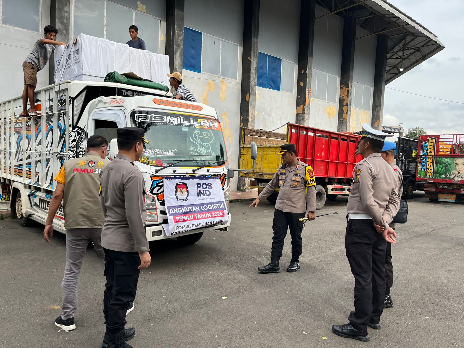 Polres Lampura Lakukan Pengamanan dan Pengawalan Pendistribusian Logistik Pemilu 2024 ke Seluruh PPK 