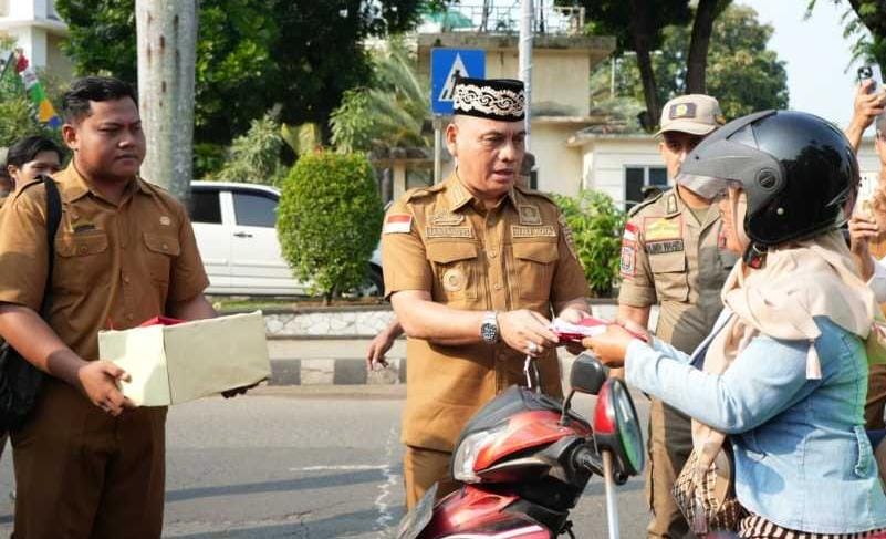 Pemkot Metro Bagikan Bendera Merah-Putih ke Masyarakat