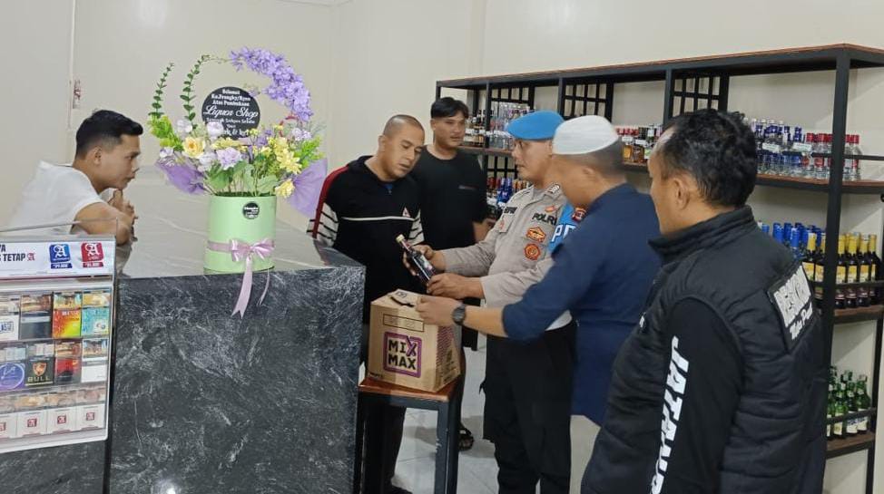 Polisi Amankan Miras Ratusan Botol dan Jenis Tuak 130 Liter di Kota Metro 