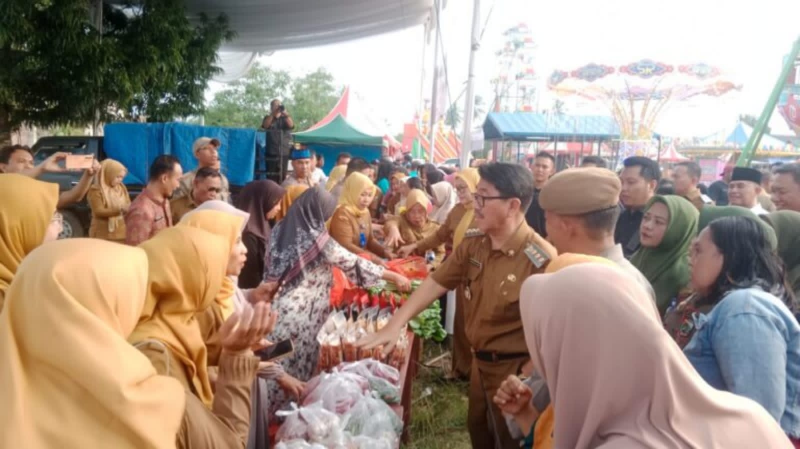 Bupati Hamartoni Tinjau Pasar Murah MTQ, Sembako Diserbu Warga di Hari Pertama