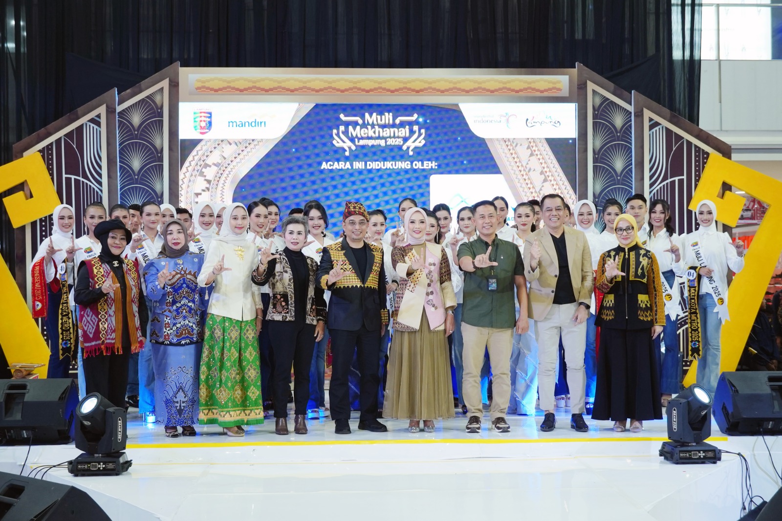 Ketua Dekranasda Lampung, Purnama Wulan Sari Mirza Buka Lampung Fashion 2025