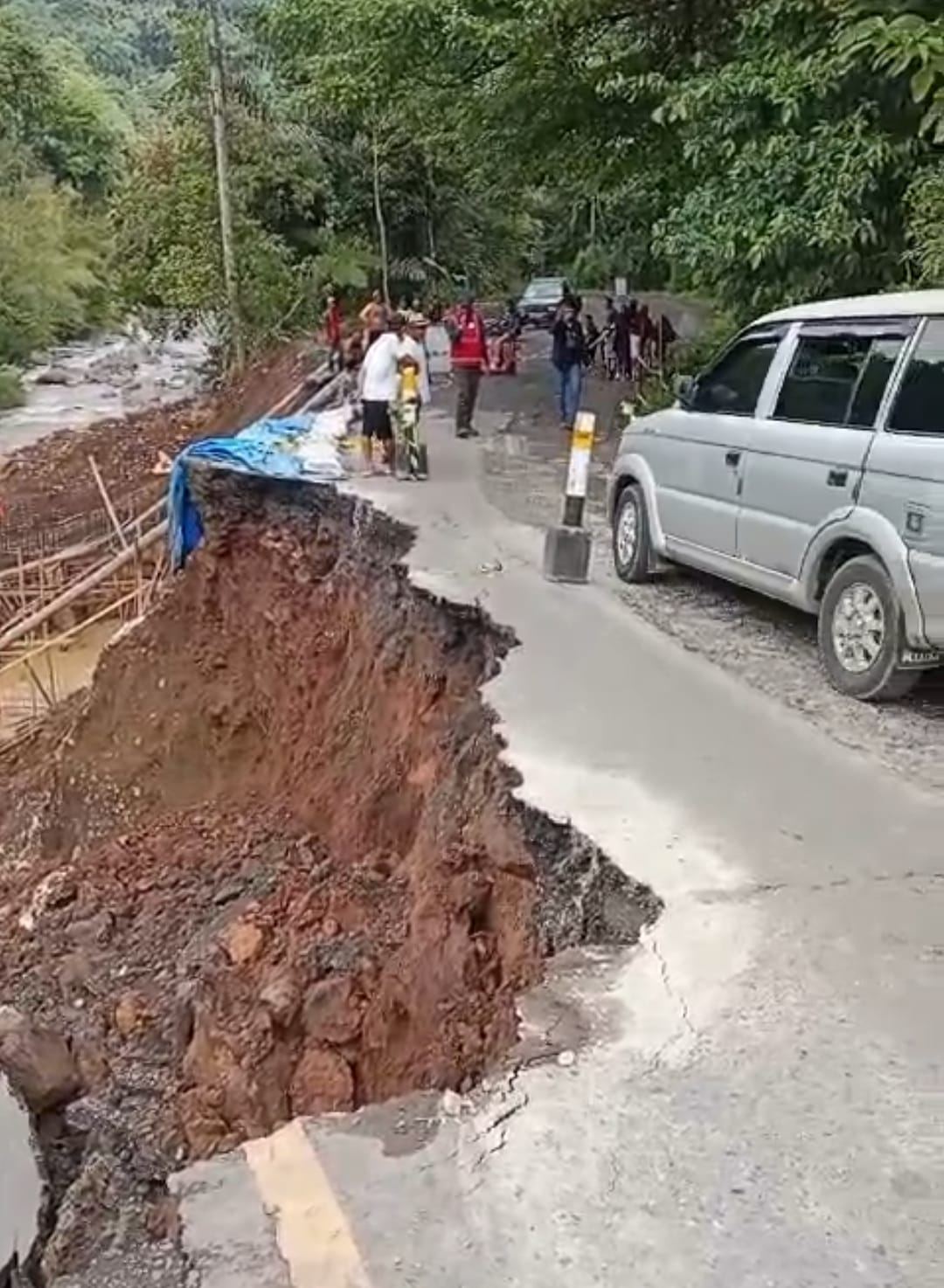 Jalan Lintas Liwa-Krui Amblas, Kendaraan Roda Enam Dilarang Melintas