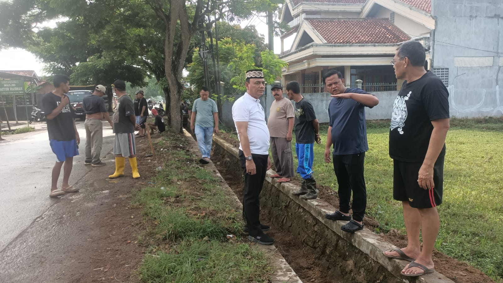 Warga Iringmulyo Gotong-royong Benahi Infrastruktur Jalan Pala