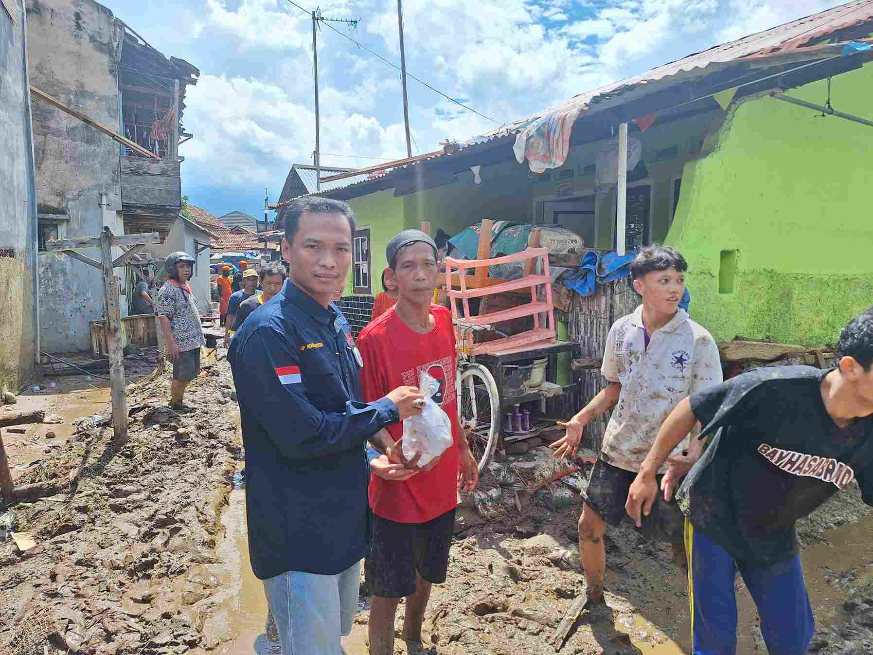 Temui Warga Terdampak Banjir, IWO Lampung Gerak Cepat Salurkan Bantuan