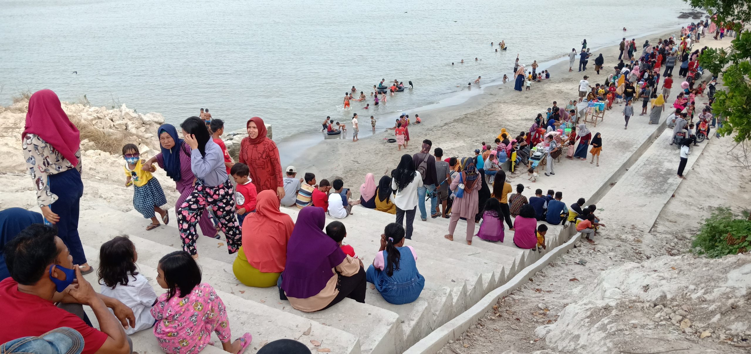 Wisata Pantai Batu Putih Ketapang, Tersusun Batu Cadas Berwarna Putih