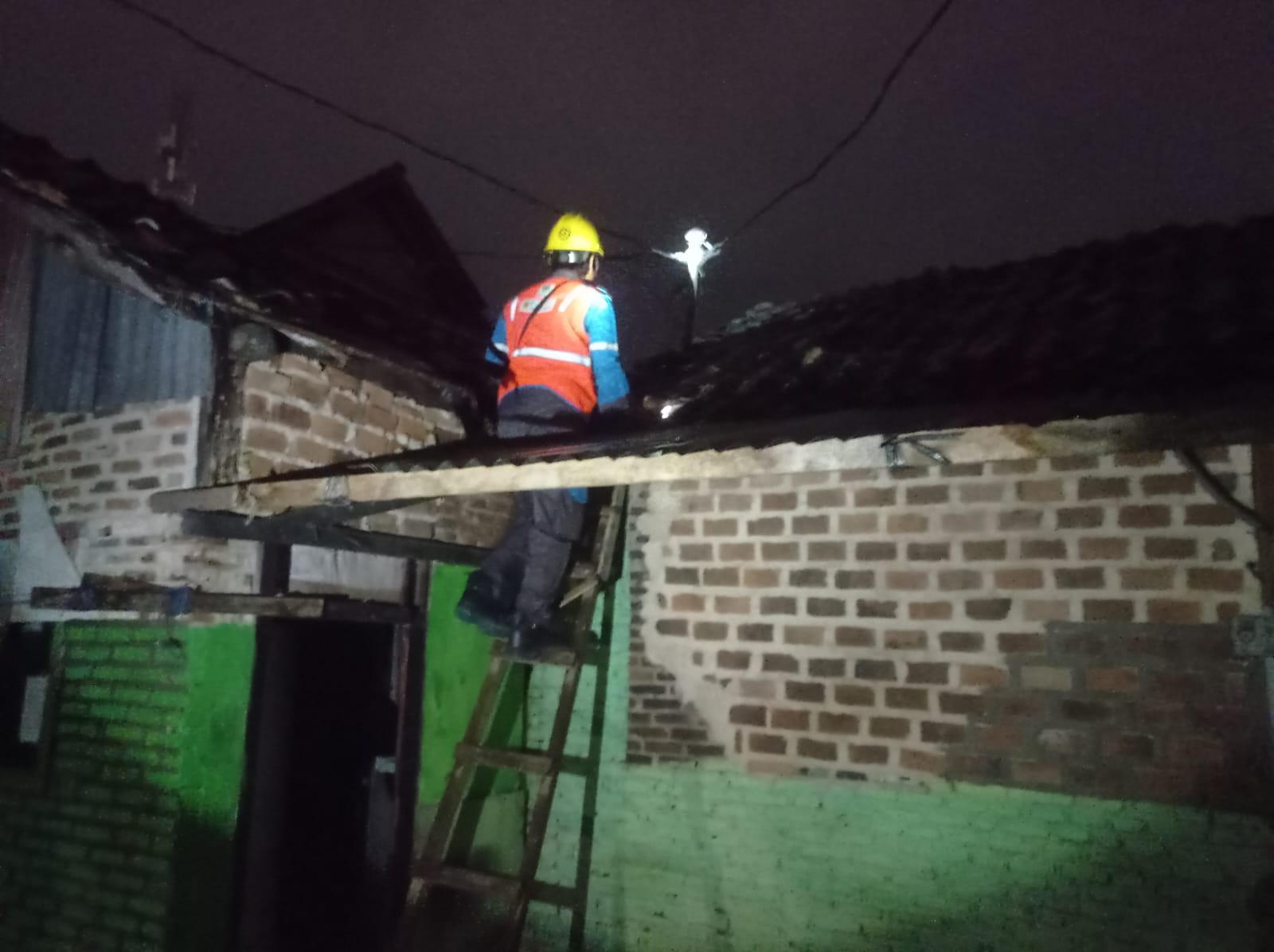 Damkarmat Bandar Lampung Gerak Cepat Cegah Kebakaran Kebel Listrik 