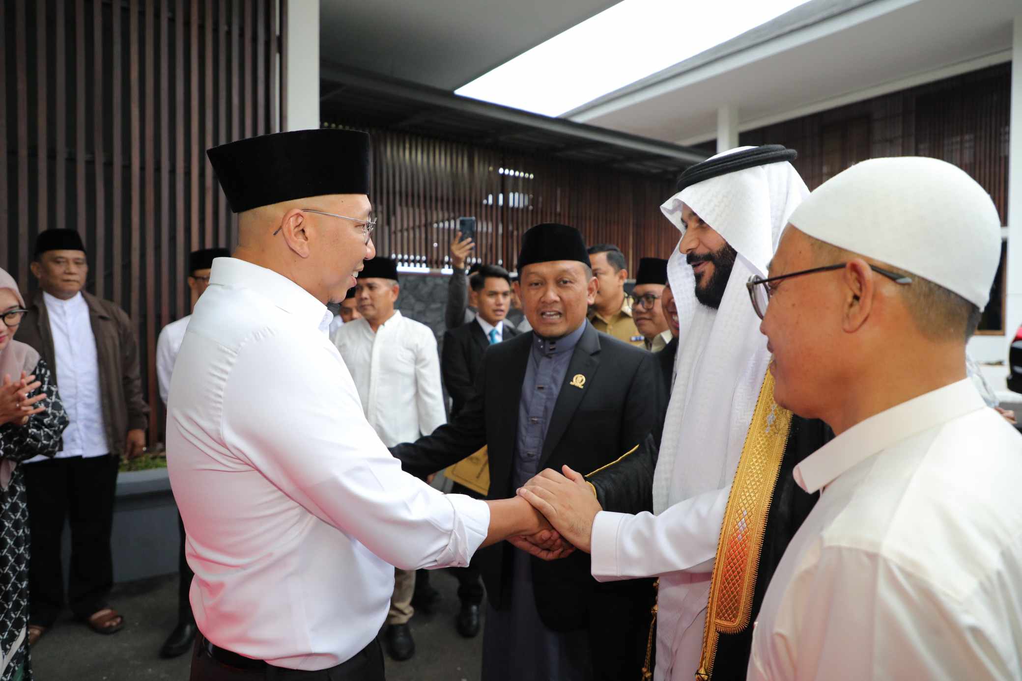 Gubernur Mirza Buka Puasa Bersama Imam dari Saudi Arabia Syeikh Abdurrahman Al Ausy