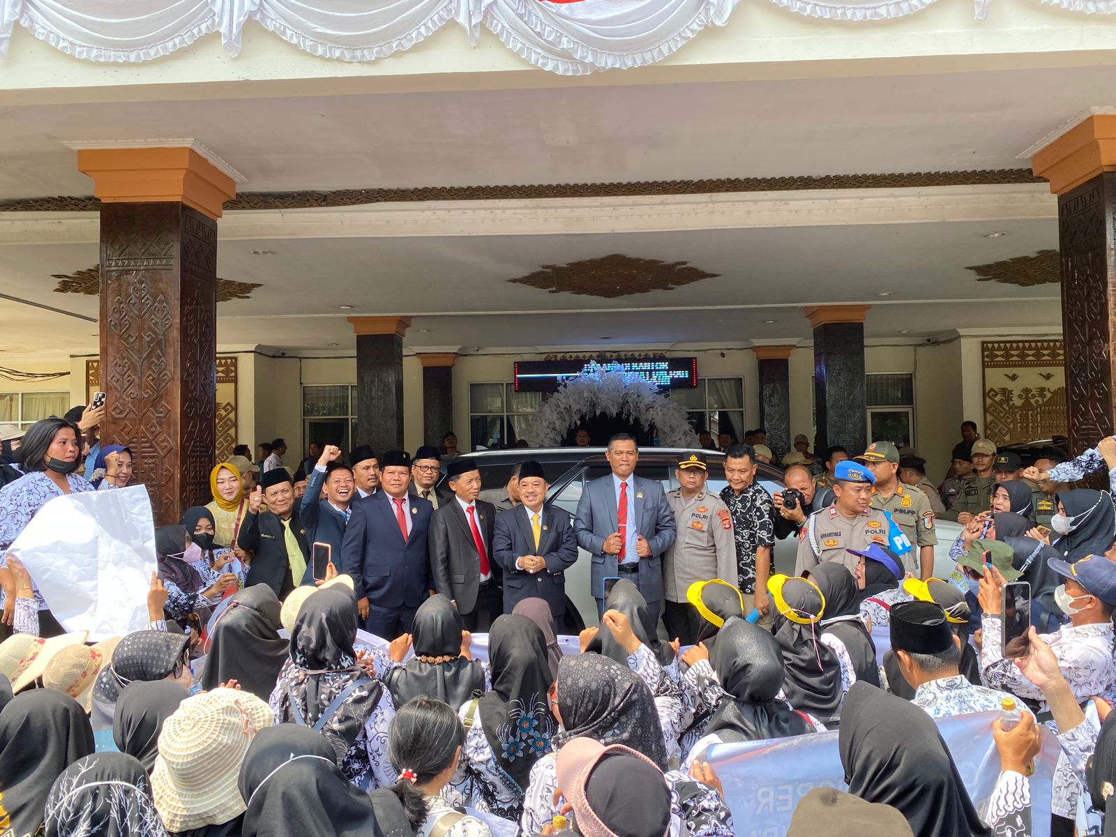 Ratusan Guru Honorer Kabupaten Tulang Bawang Demo di Kantor DPRD
