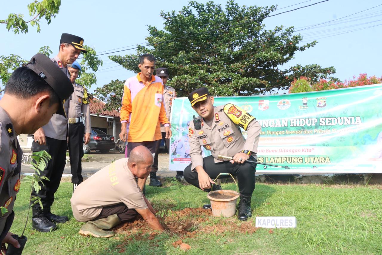Peringati Hari Lingkungan Hidup Sedunia, Polres Lampura Tanam Puluhan Pohon Penghijauan di Mako Polres