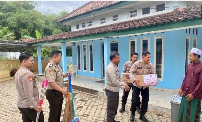 HUT Bhayangkara Ke 79, Polres Way Kanan Gelar Baksos ke Rumah Ibadah dan Bagikan Bansos