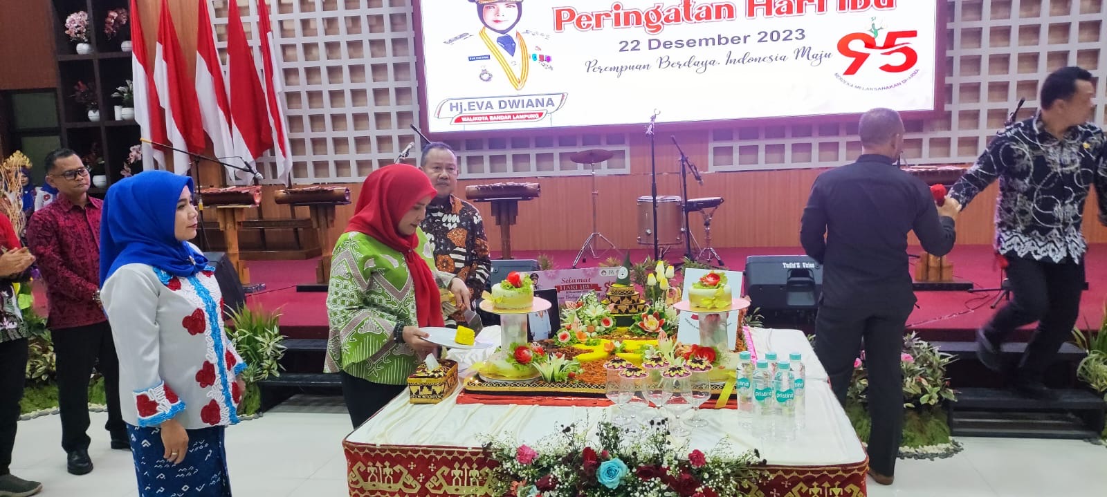 Malam Tasyakuran Peringatan Hari Ibu, Hj. Eva Dwiana : Kita Hebat Karena Imam Kita Dalam Keluarga