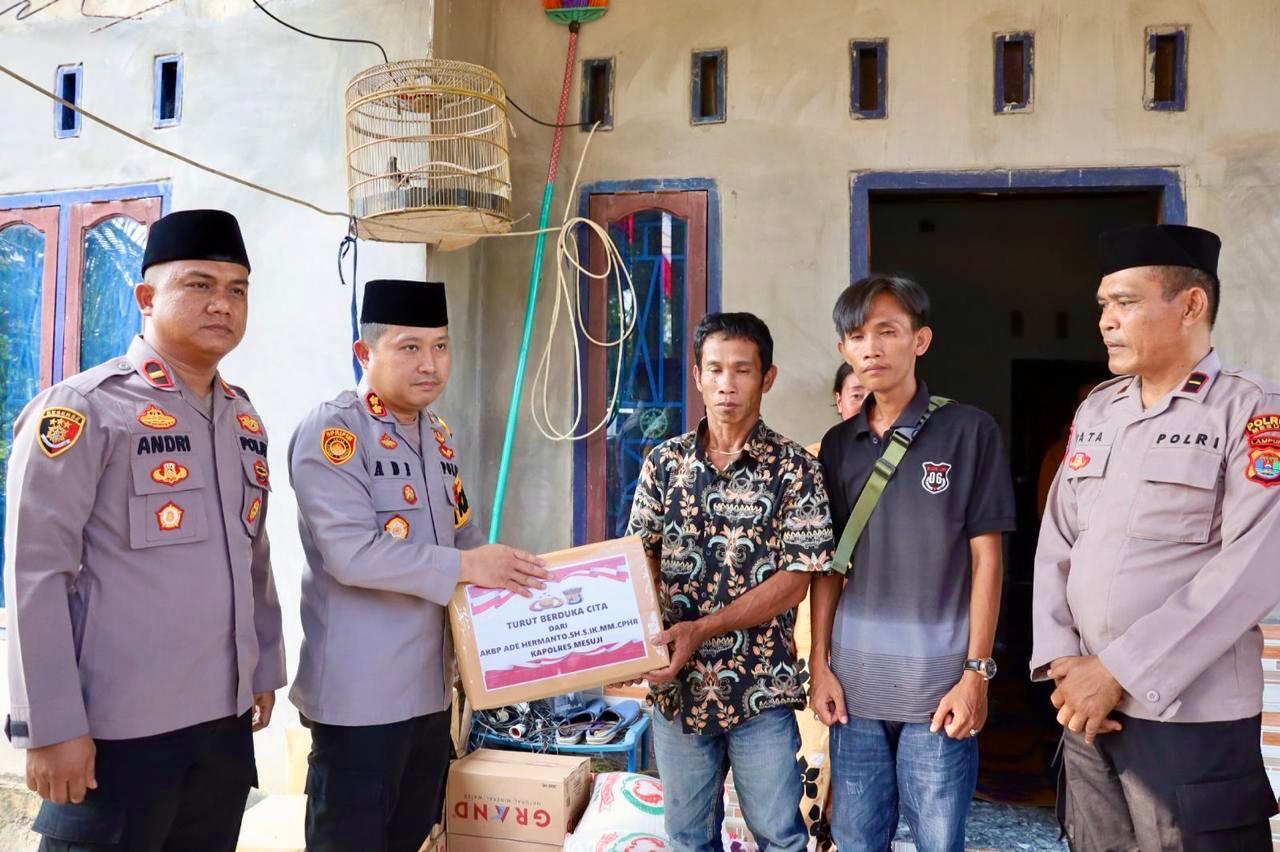 Kunjungi Rumah Siswi SMK Yang Ditemukan Tewas,Polisi Beri Tali Asih