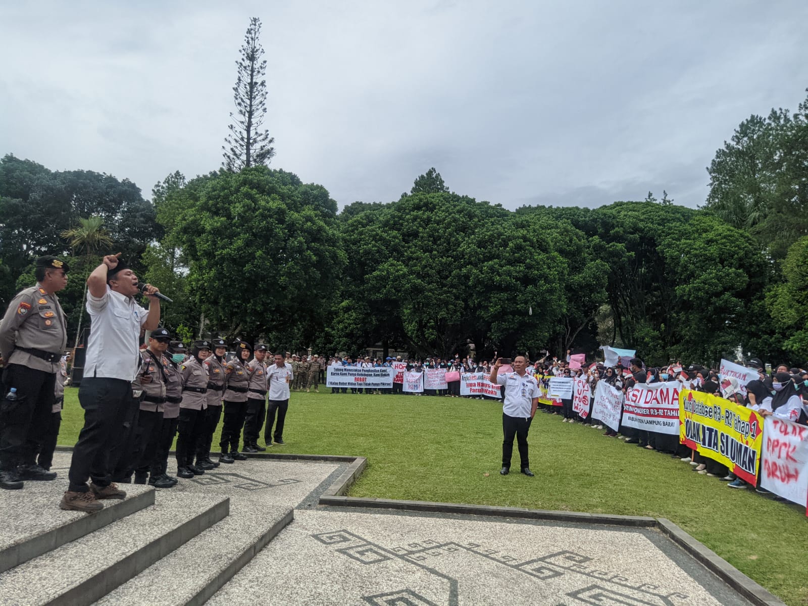 Tuntut Diangkat PPPK Penuh Waktu, Ratusan Honorer di Lampung Barat Gelar Aksi Damai