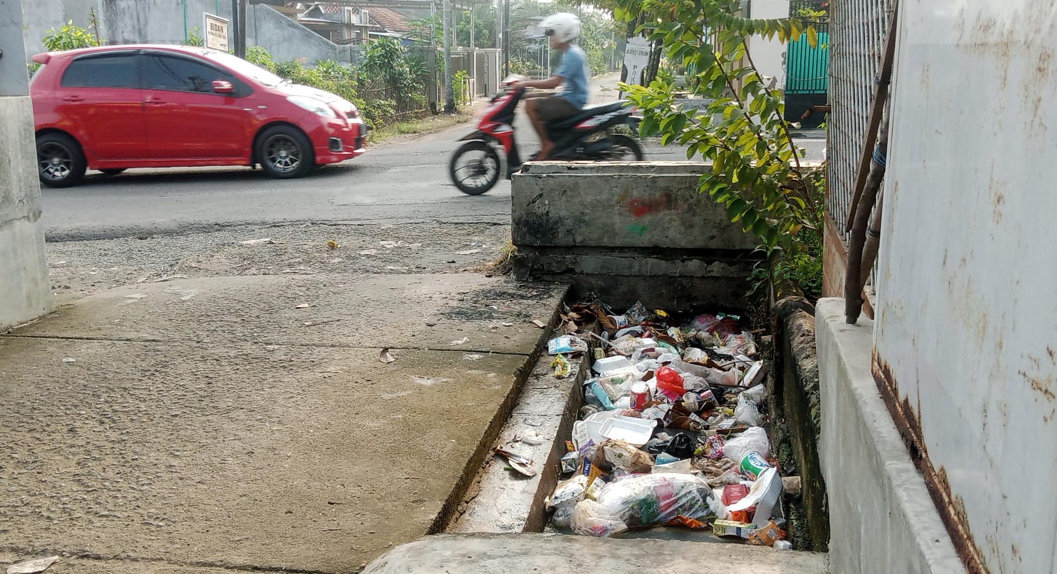 Belum Lama Dibersihkan, Sampah di Irigasi Jalan Diponegoro Menumpuk Lagi