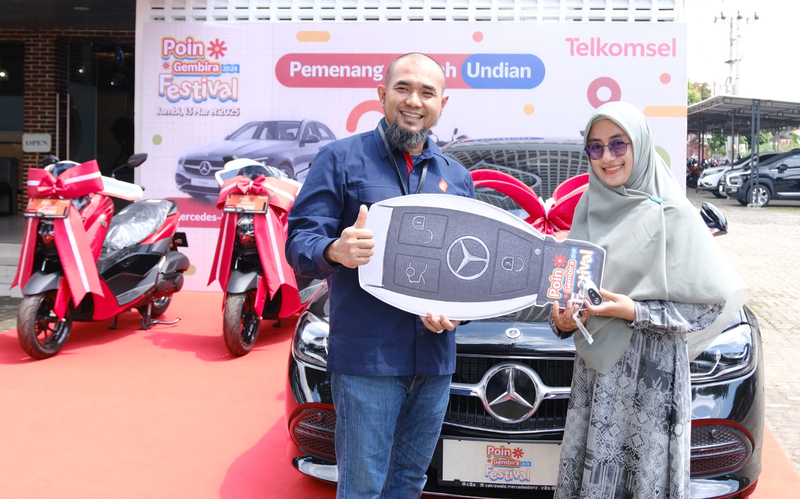 Guru SMPN 11 Muaro Jambi Raih Mercedes-Benz C200 dari Telkomsel Poin Gembira Festival 2024