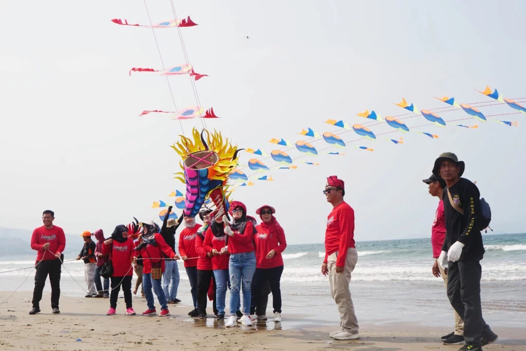 Ratusan Layang-layang Hiasi Langit Lantai Kalianda Beach