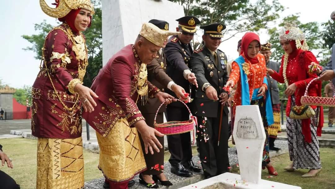 Khidmat Mulai dari Upacara Bendera hingga Tabur Bunga