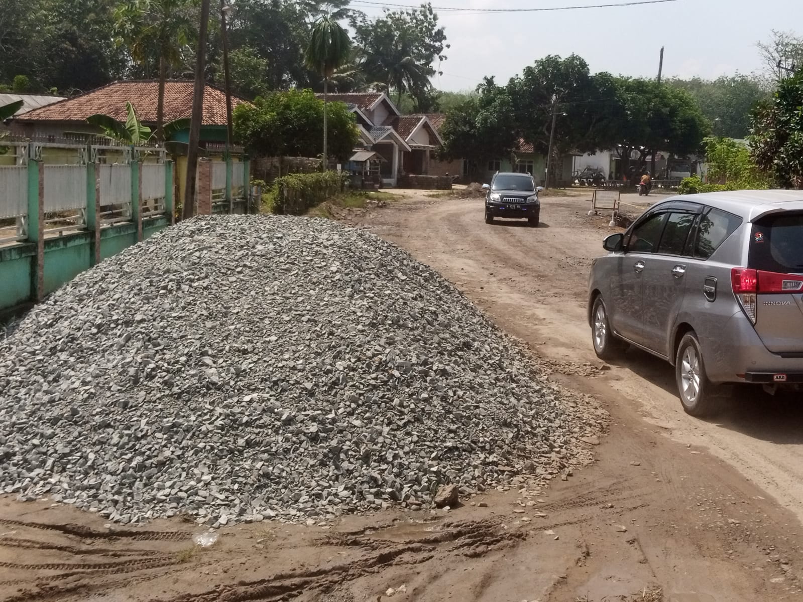 Warga Keluhkan Tumpukan Material Peningkatan Ruas Jalan Milik PUPR Provinsi Lampung 