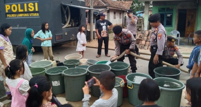 Polres Lampura Bagikan Air Bersih Ke Warga Selagai Lingga