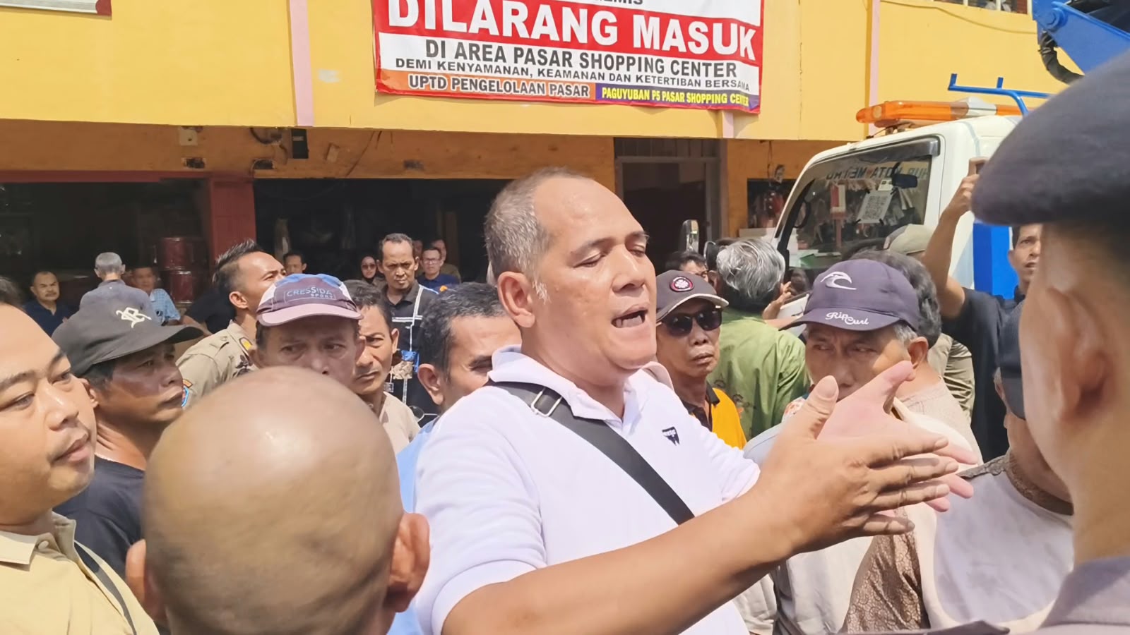 Retribusi Shopping Center Metro Resmi Disetop, Pemasangan Spanduk Diwarnai Ketegangan
